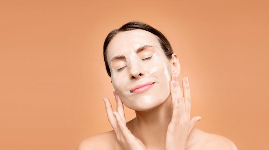 Yüzünüzdeki sarkmaları toparlacak cilt bakımı önerileri! Zerdeçal, kahve, bal...