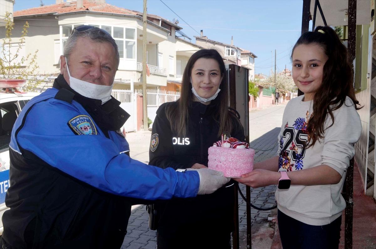 Sağlık&ccedil;ı anne ile polis babanın 10 yaşındaki kızına doğum g&uuml;n&uuml; s&uuml;rprizi
