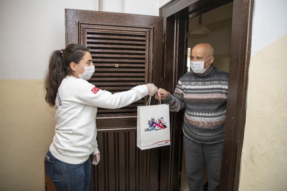 Mersin&rsquo;de hasta olan vatandaşların evine sağlık paketi ulaştırılıyor