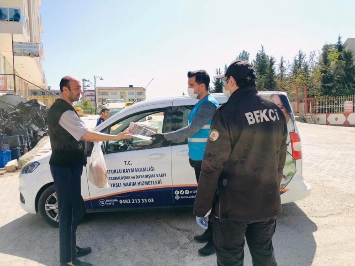 Artuklu&rsquo;da evlere gazete ve ekmek dağıtımı