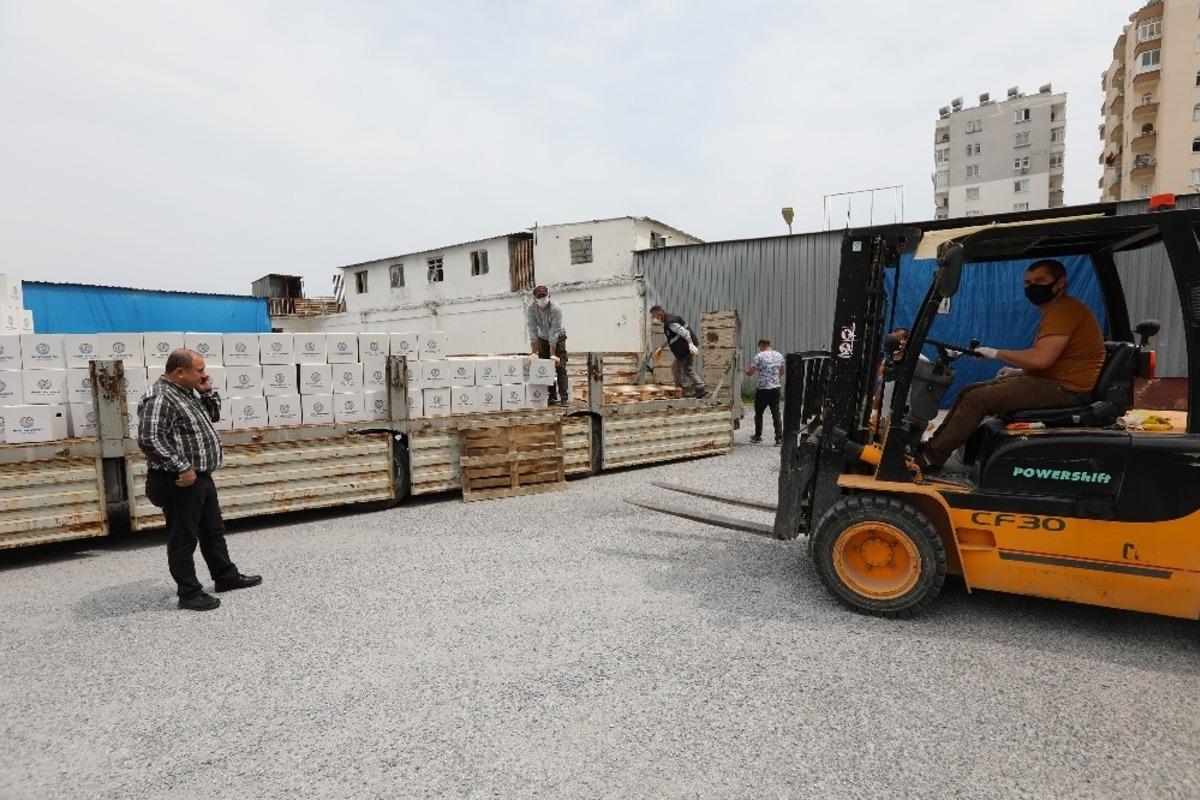 Mezitli&rsquo;de gıda ve hijyen paketleri dağıtılmaya devam ediliyor