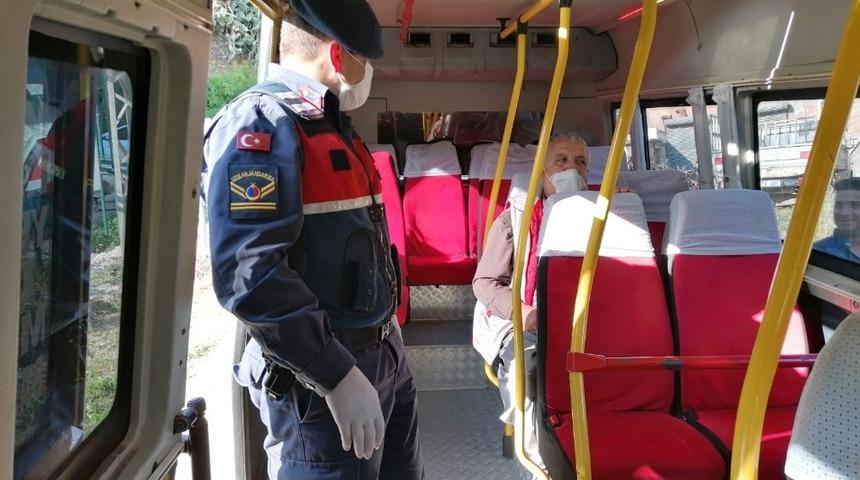 Mersin&rsquo;de jandarma sokağa &ccedil;ıkma yasağı bulunan 6 kişiye ceza yazdı