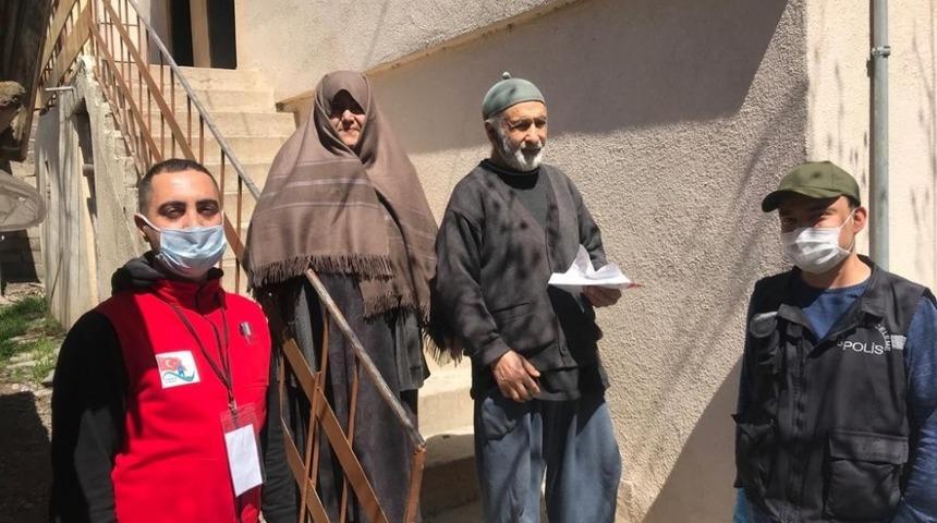 Emekli maaşlarını bağışladılar