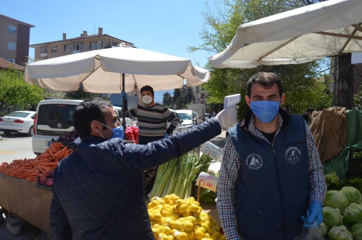 Bolu&rsquo;da semt pazarında sosyal mesafe kuralına uyuluyor
