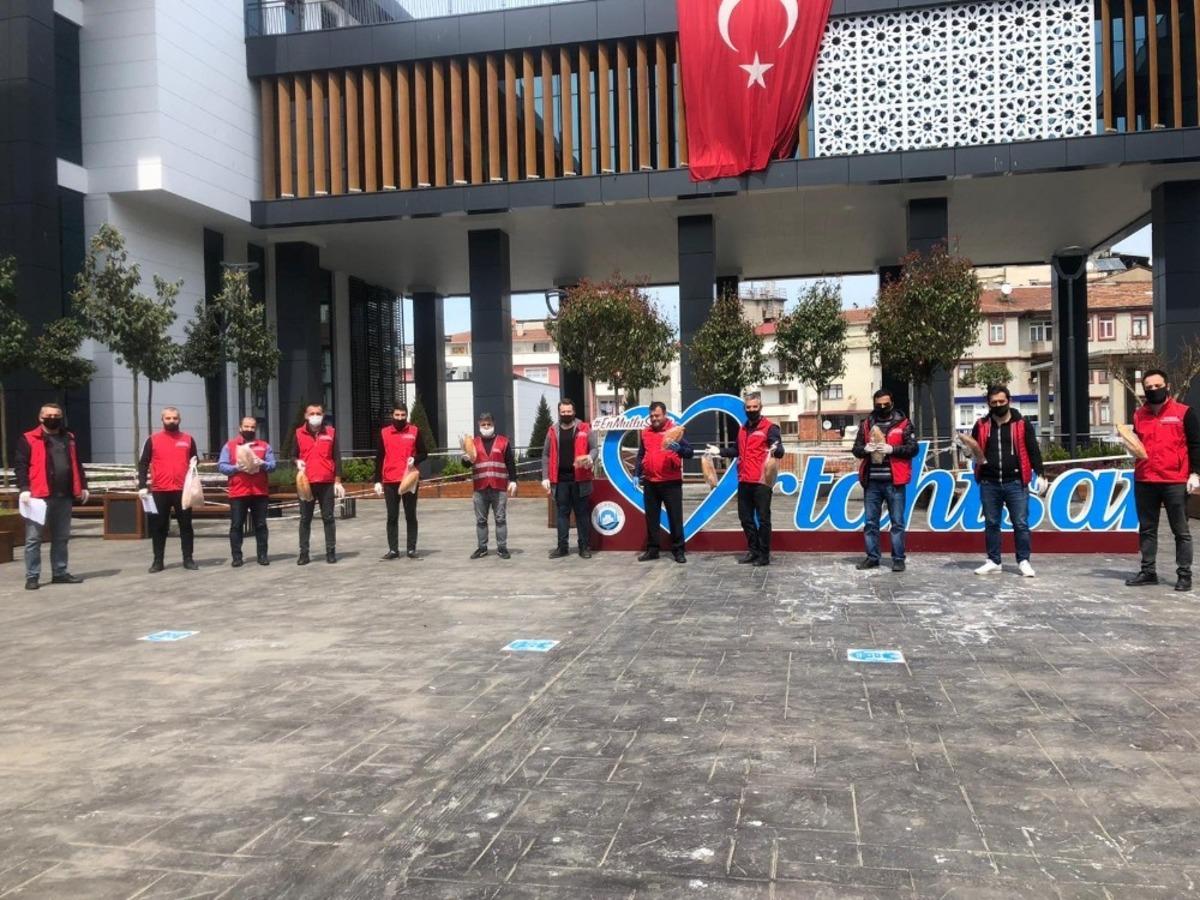 Sokağa &ccedil;ıkma yasağında vatandaşın ekmeği Ortahisar&rsquo;dan