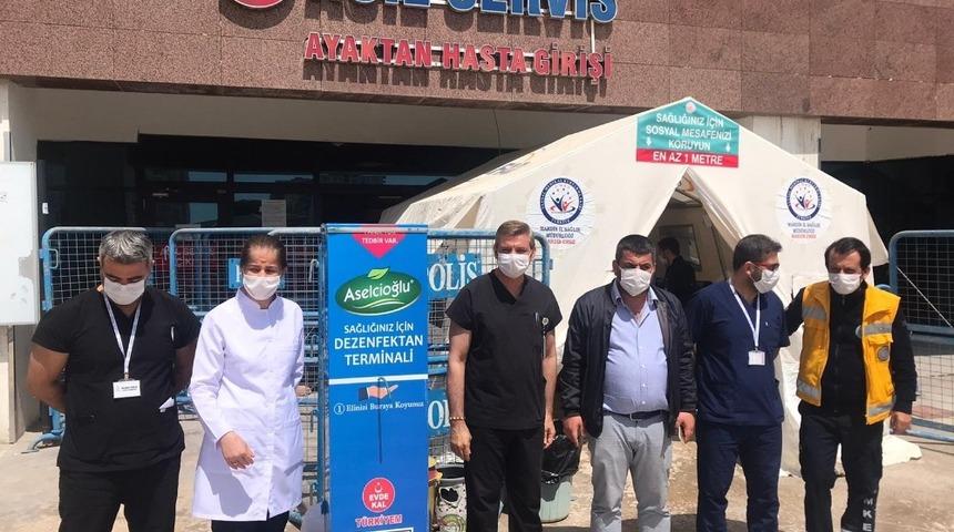 Vatandaşın sağlığı i&ccedil;in dezenfekte makinesi hediye etti
