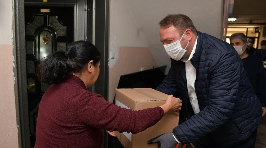 Çiğli Belediyesinden ailelere gıda desteği