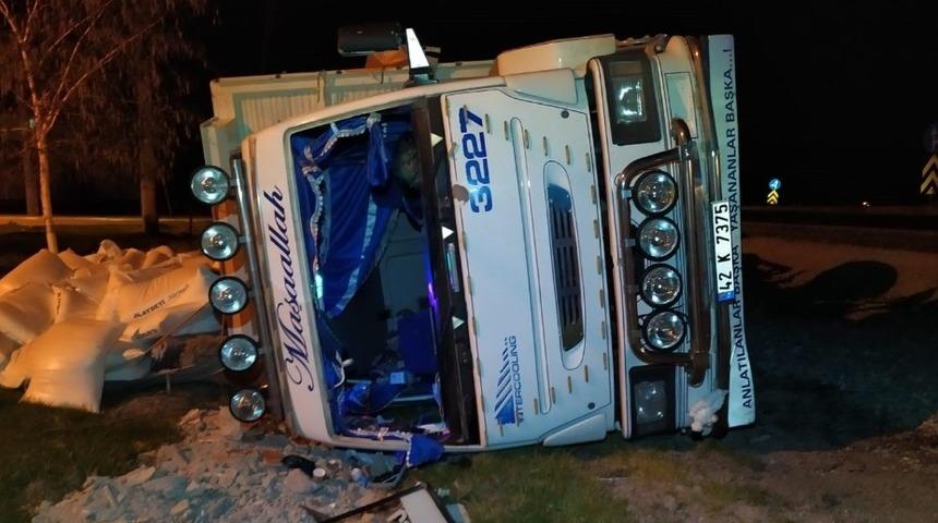 Un yüklü kamyon devrildi