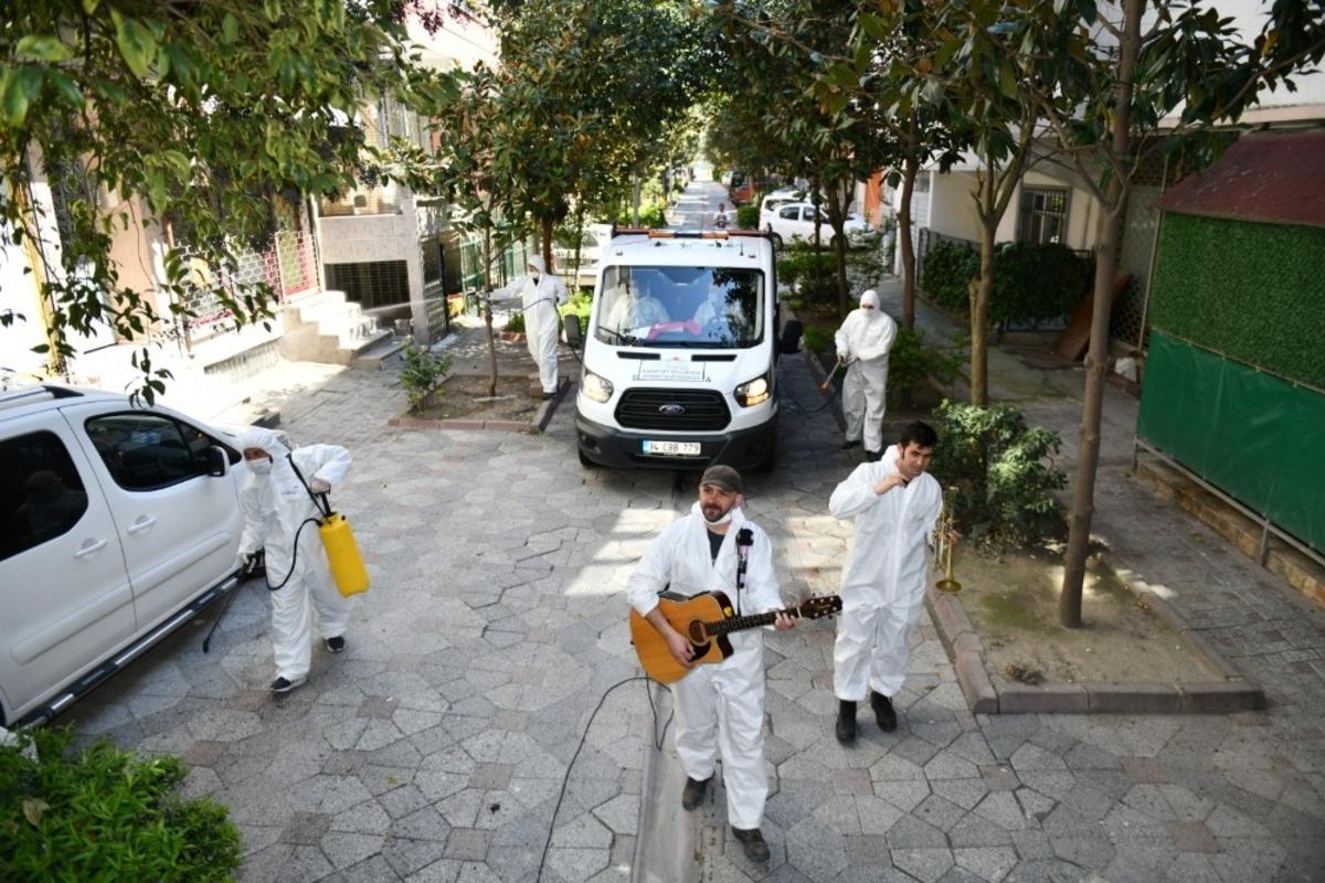 Esenyurt&rsquo;ta Belediye ekiplerinden vatandaşlara s&uuml;rpriz konser