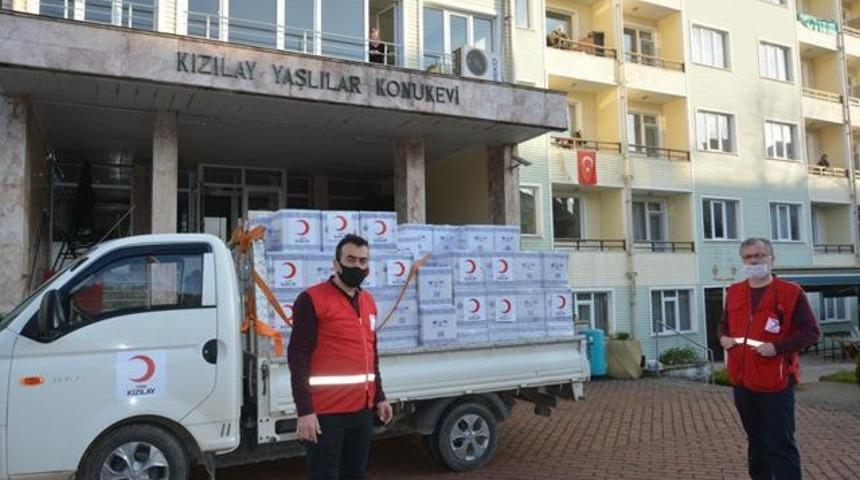 Huzurevi sakinleri, Kızılay&rsquo;a 10&rsquo;larca erzak kolisi hazırlattı