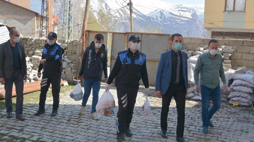 Polisten vatandaşlara yardım eli