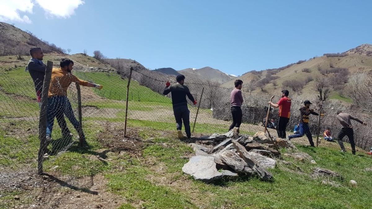 Belde sakinlerinden mezarlık seferberliği