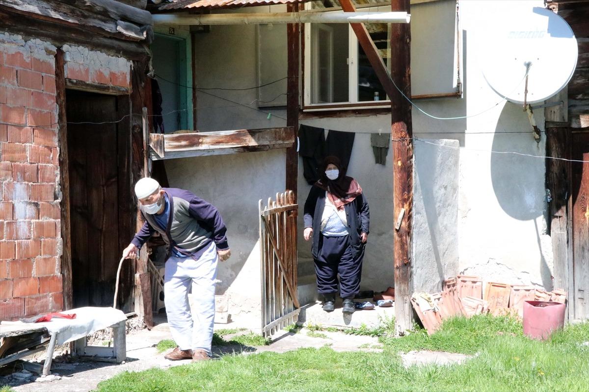 Bolu'da koronavir&uuml;s&uuml; yenen yaşlı &ccedil;ift yaşadıklarını anlattı