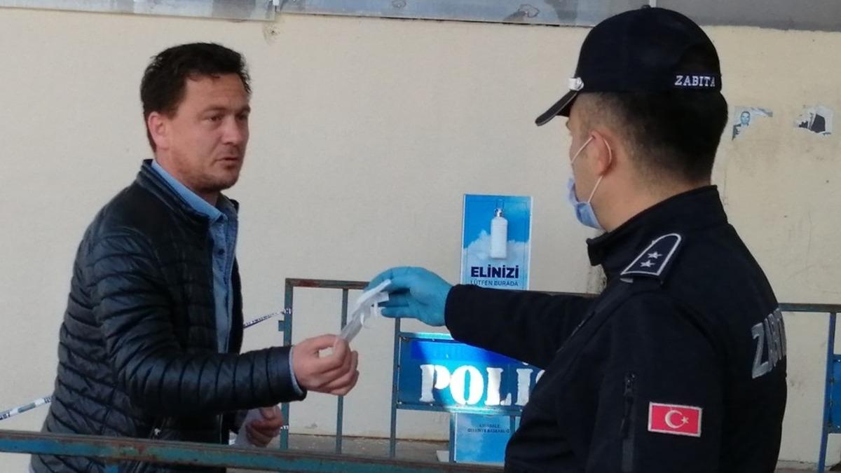 Pazara alanına gelenlerin ateşleri &ouml;l&ccedil;&uuml;ld&uuml;, maskeli girmesi sağlandı