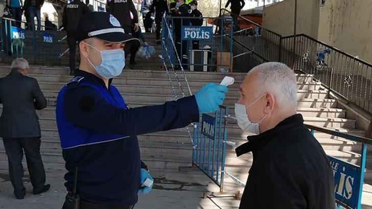 Pazara alanına gelenlerin ateşleri ölçüldü, maskeli girmesi sağlandı G2