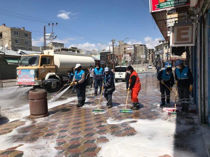 Erciş’te dezenfekte işlemleri sokağa çıkma kısıtlamasında da sürüyor