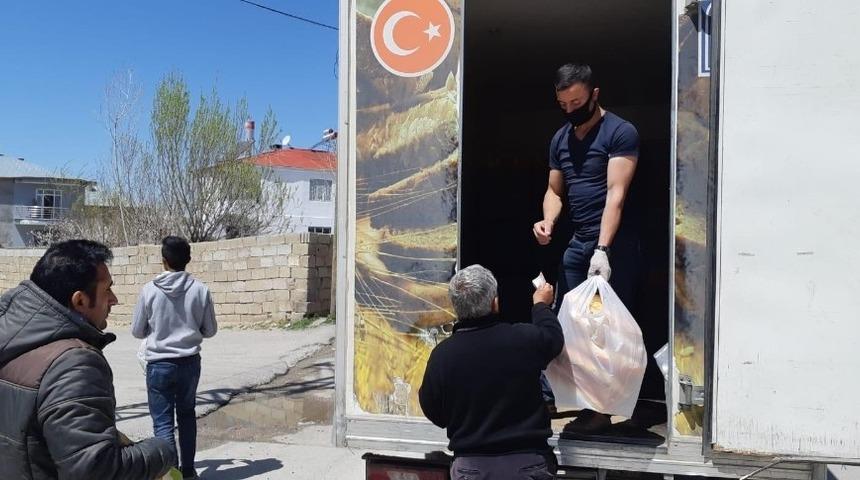 Tuşba Belediyesi&rsquo;nden kapı kapı ekmek servisi