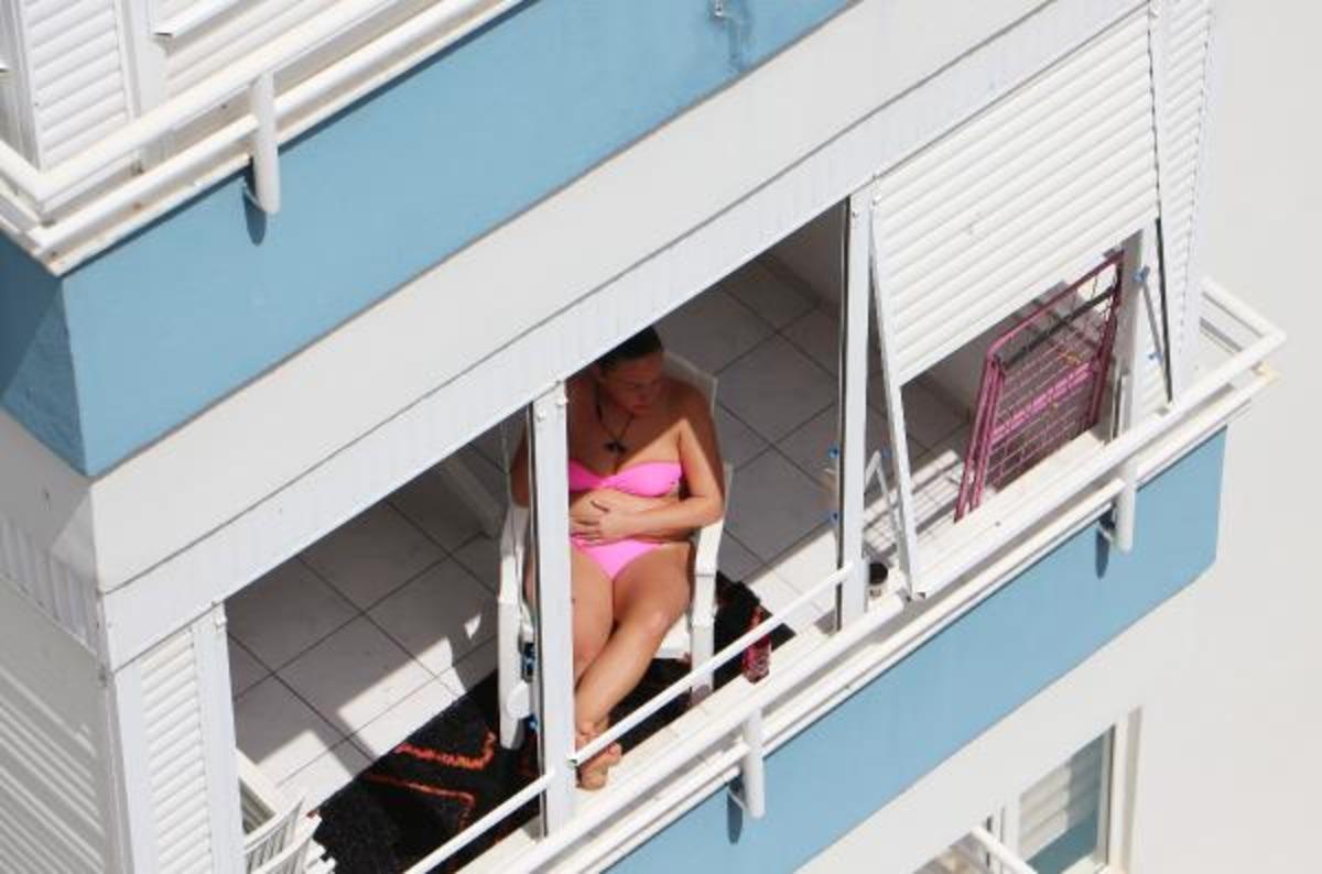 Sokağa &ccedil;ıkamayınca g&uuml;neşin keyfini b&ouml;yle &ccedil;ıkardı