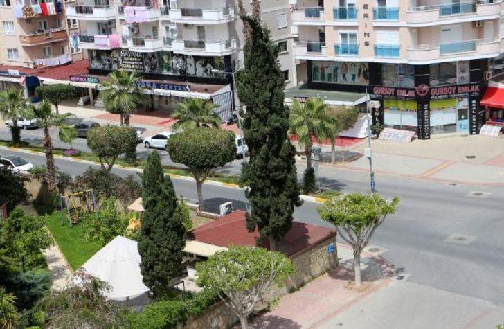 Sokağa çıkamayınca güneşin keyfini böyle çıkardı G4