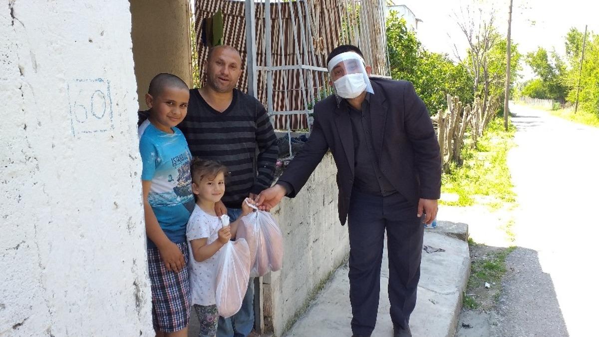 Mahalle muhtarı, sokak sokak evlere bedava ekmek dağıttı