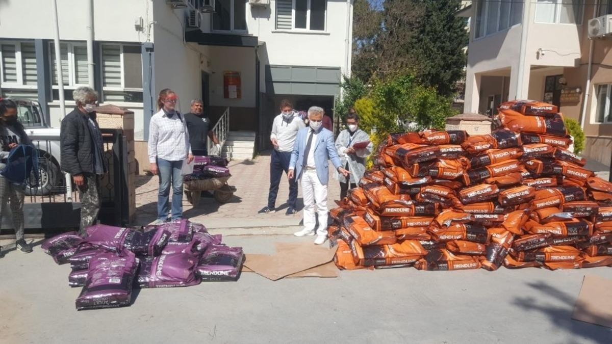Sokak hayvanları i&ccedil;in Kuşadası&rsquo;na 4 ton mama g&ouml;nderildi