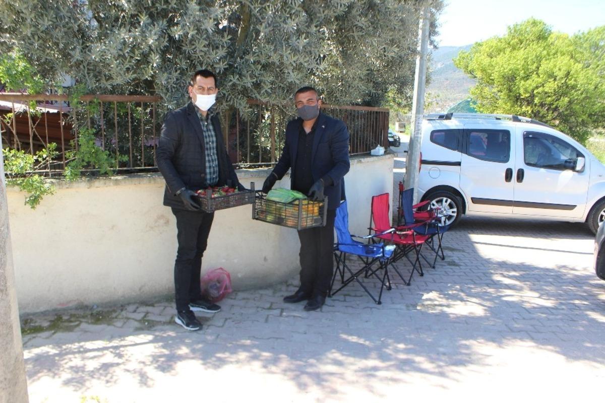 MHP teşkilatından polis ve jandarma ekiplerinde yemek ve meyve ikramı