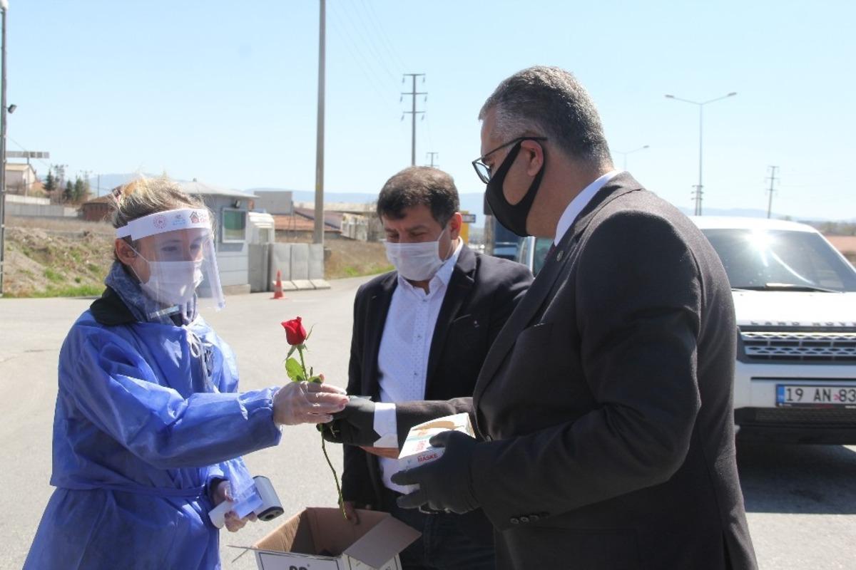 Ahlatcı&rsquo;dan sağlık&ccedil;ı ve g&uuml;venlik g&uuml;&ccedil;lerine moral ziyareti