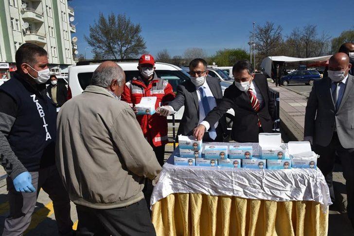 Başkan Çatal, pazaryerinde vatandaşa ücretsiz maske dağıttı G2