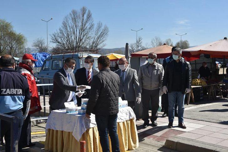 Başkan Çatal, pazaryerinde vatandaşa ücretsiz maske dağıttı G3