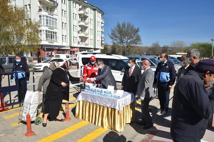 Başkan Çatal, pazaryerinde vatandaşa ücretsiz maske dağıttı G4