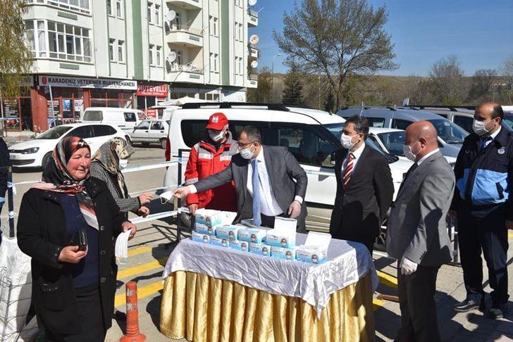 Başkan Çatal, pazaryerinde vatandaşa ücretsiz maske dağıttı G5