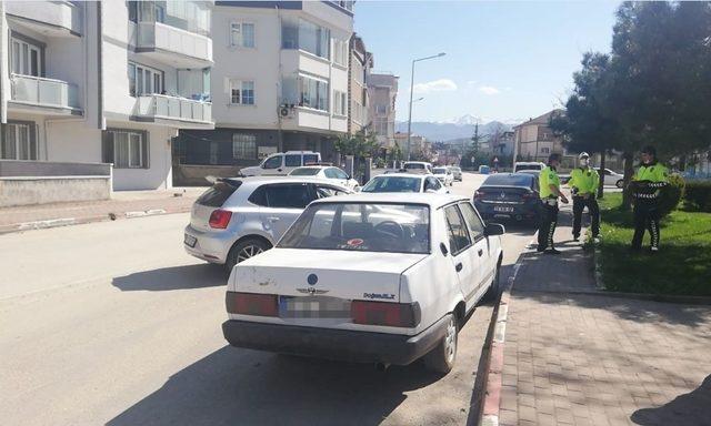 Kısıtlamaya rağmen aracıyla sokağa çıkanlara para cezası