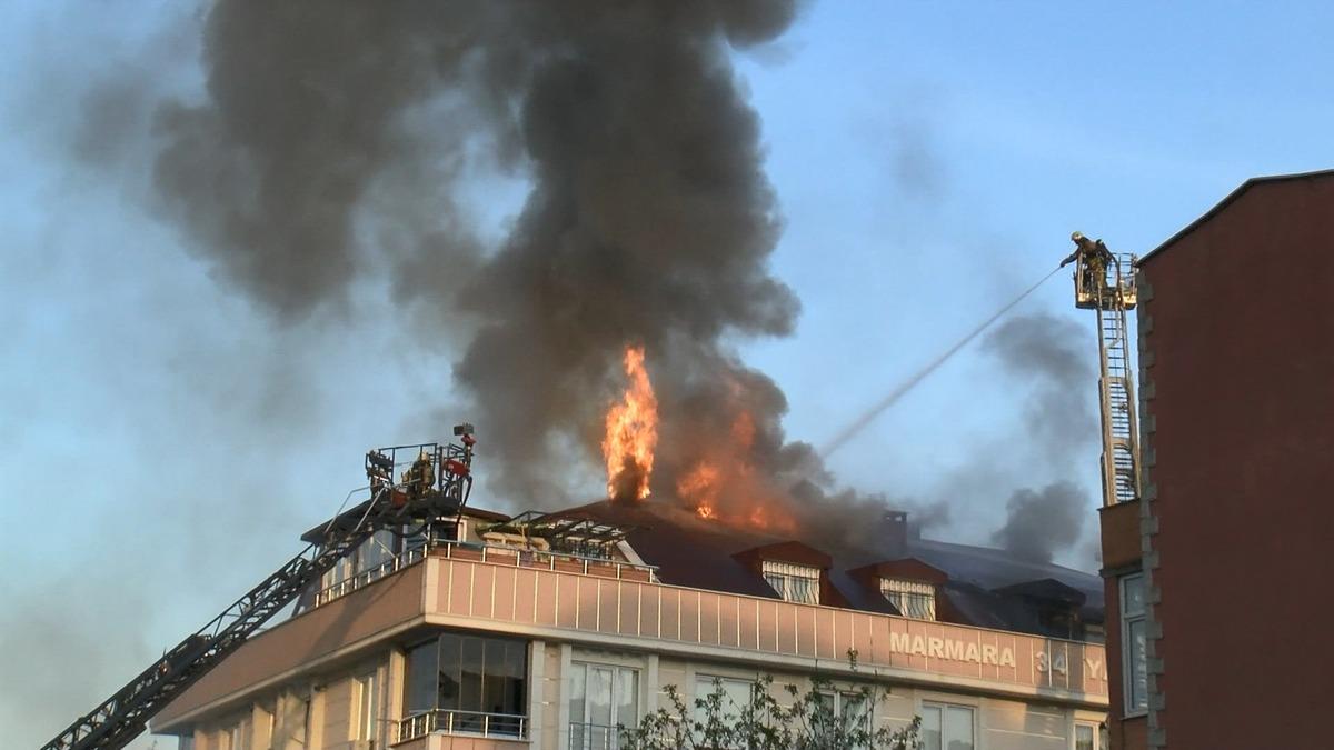 Beylikd&uuml;z&uuml;'nde mangal ateşinden tutuşan &ccedil;atı alev alev yandı