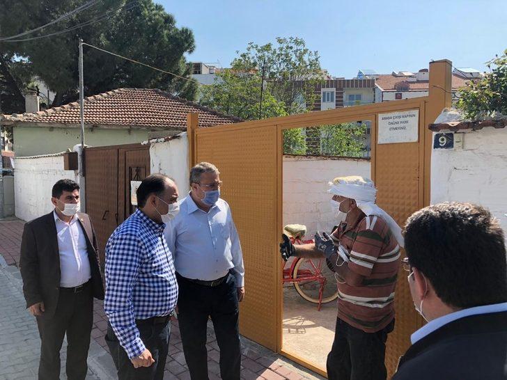 Kapı kapı gezip maske ve yardım kolisi dağıttılar G1