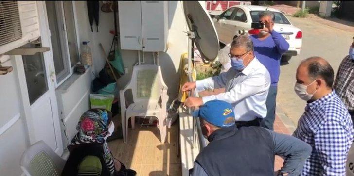 Kapı kapı gezip maske ve yardım kolisi dağıttılar G4