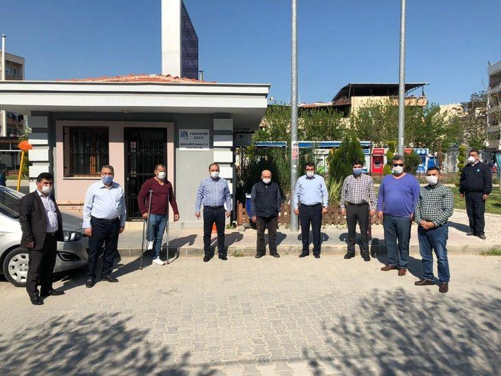 Kapı kapı gezip maske ve yardım kolisi dağıttılar G5