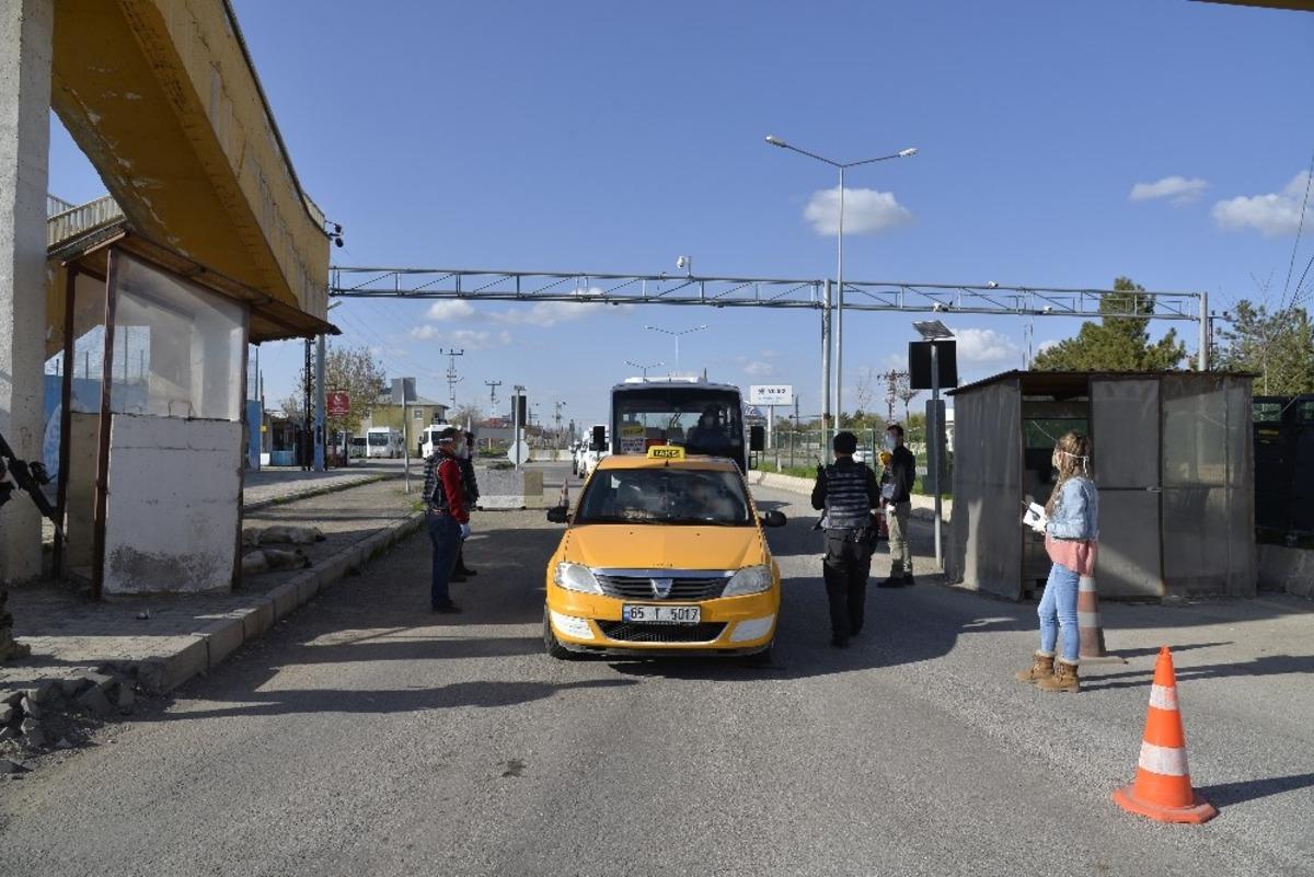 Uygulama noktalarındaki sağlık &ccedil;alışanları ve polislere sıcak &ccedil;orba ikramı