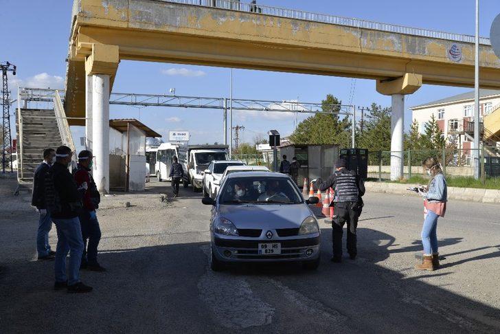 Uygulama noktalarındaki sağlık çalışanları ve polislere sıcak çorba ikramı G3