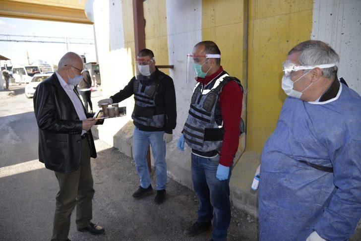 Uygulama noktalarındaki sağlık çalışanları ve polislere sıcak çorba ikramı G5