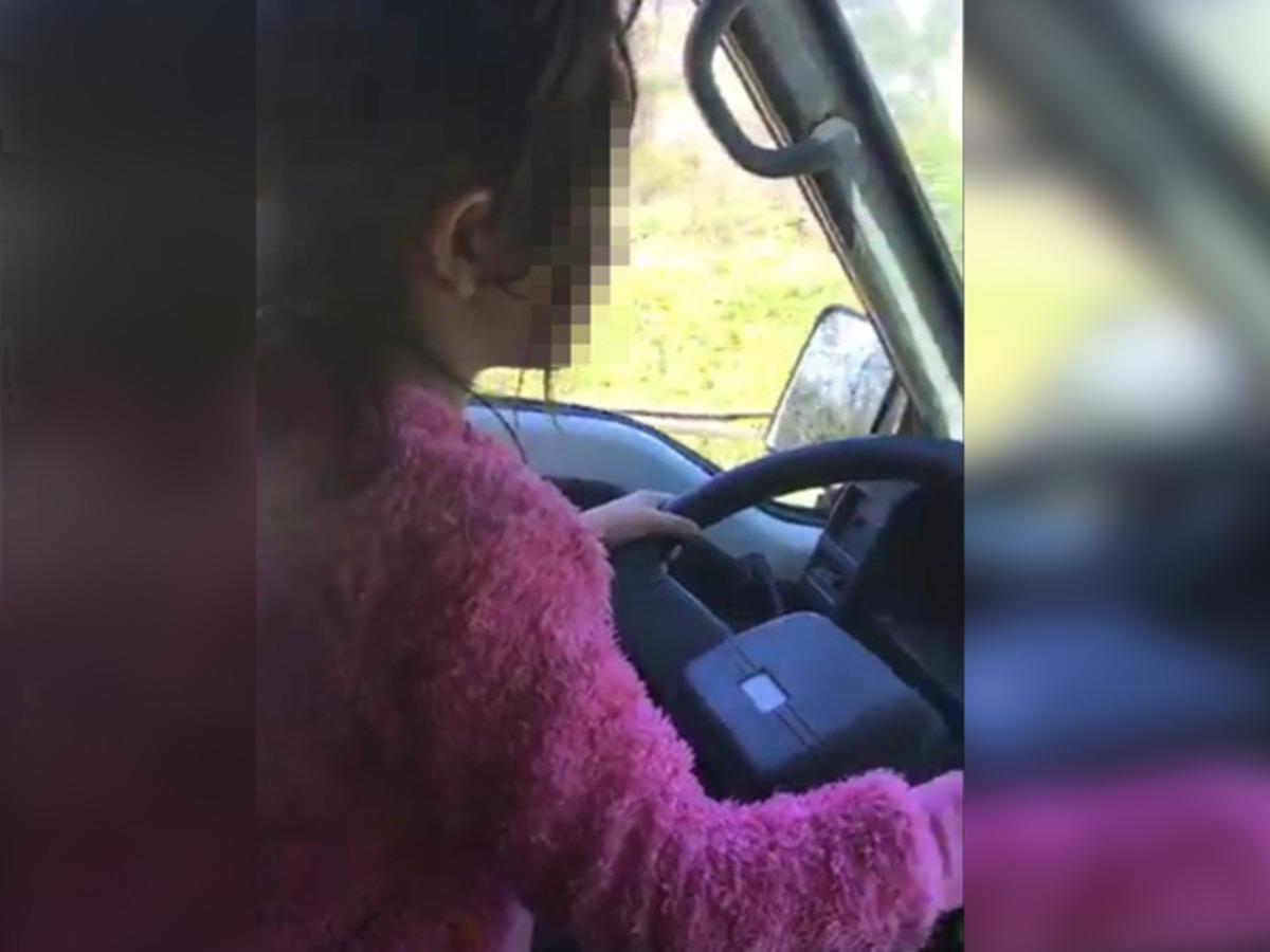 K&uuml;&ccedil;&uuml;k yaştaki &ccedil;ocuklarını direksiyona ge&ccedil;iren babaya 2 bin 500 TL ceza