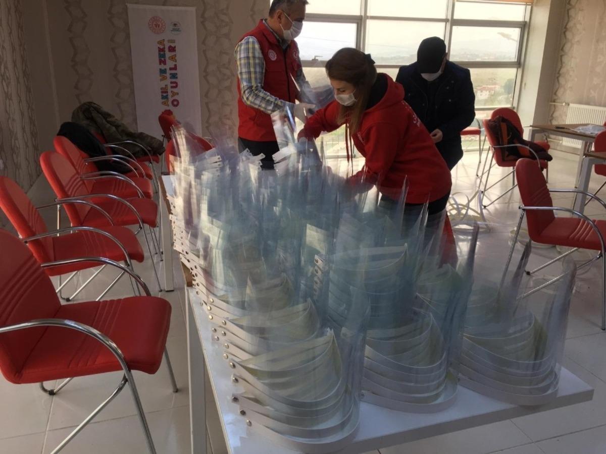 10 g&uuml;nde 8 bin koruyucu siperli maske &uuml;rettiler