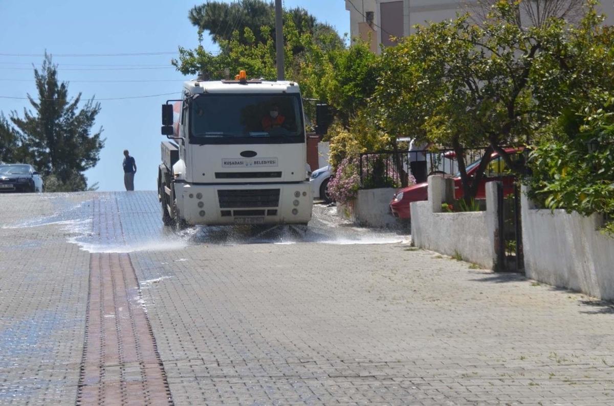 Kuşadası&rsquo;nın t&uuml;m cadde ve sokakları sokağa &ccedil;ıkma kısıtlamasında temizleniyor