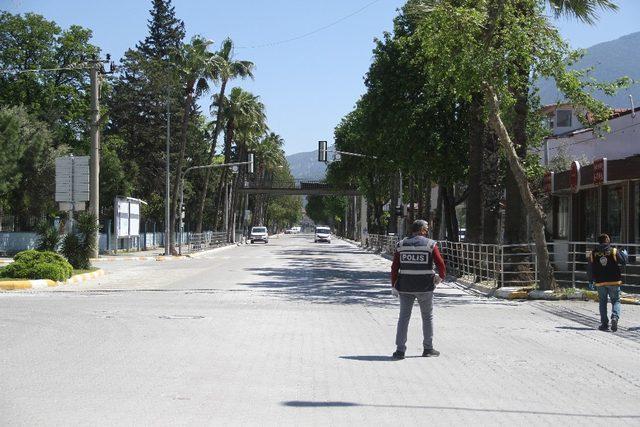 Fethiye’de sokağa çıkma kısıtlamasına uymayanlara ceza yağdı