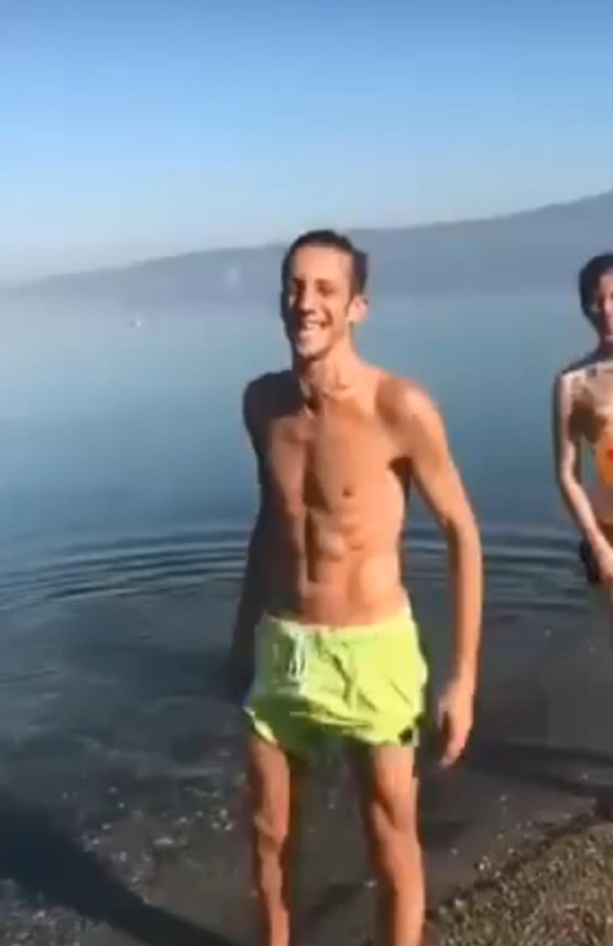 'Fakirler koronadan &ouml;ls&uuml;n' diye bağırarak denize giren 4 arkadaş, g&ouml;zaltına alındı