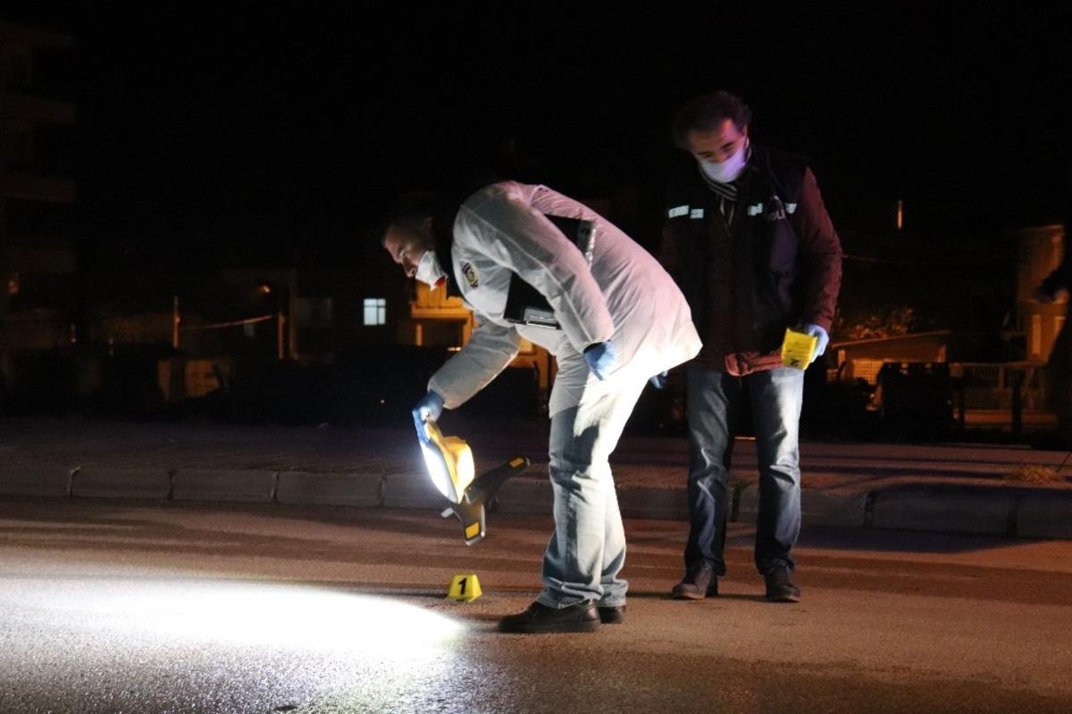 Karaman&rsquo;da silahlı saldırı! Evinin &ouml;n&uuml;nde kurşun yağmuruna tuttular