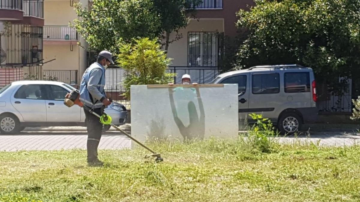 Sokaklar boş kalınca belediye ekipleri bahar temizliği yaptı