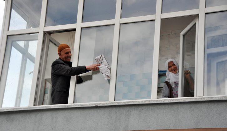 Helal olsun sana Veysel dede! 53 yıllık eşine ev işlerinde yardım ediyor G1