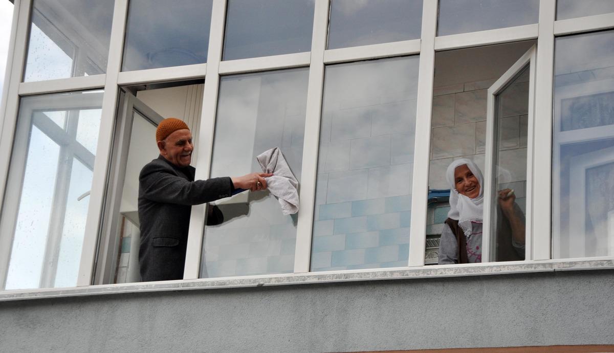 Helal olsun sana Veysel dede! 53 yıllık eşine ev işlerinde yardım ediyor