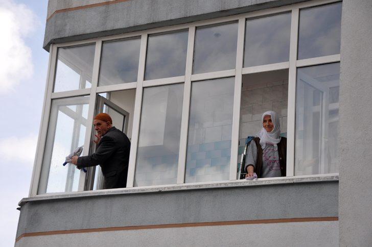 Helal olsun sana Veysel dede! 53 yıllık eşine ev işlerinde yardım ediyor G2