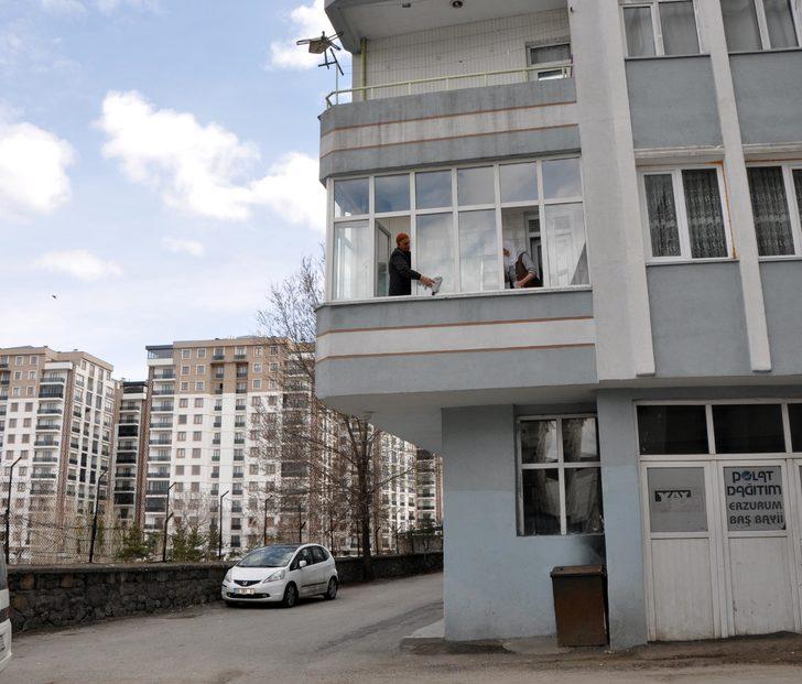 Helal olsun sana Veysel dede! 53 yıllık eşine ev işlerinde yardım ediyor G3